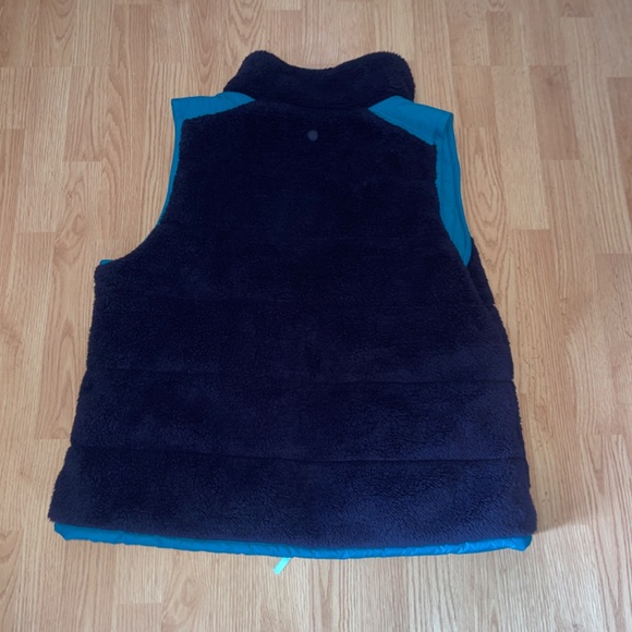 T By Talbots Teal and Navy Blue Reversible Sherpa Puffer Vest Size XL - Picture 10 of 12